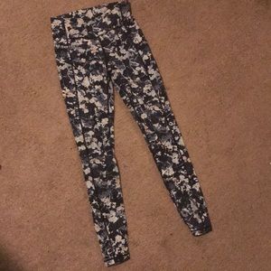 Lululemon leggings size 4 like new with pockets